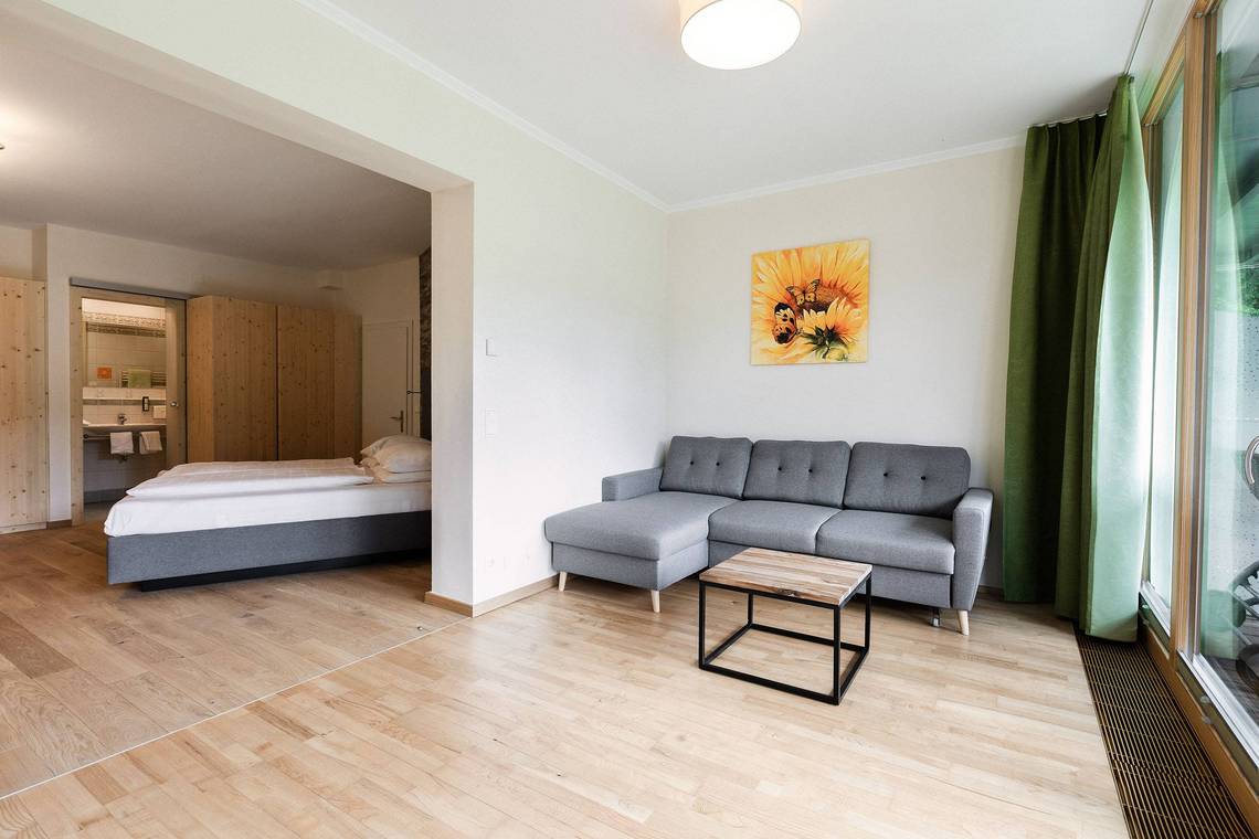 Living space in the Mühlenblick room at Naturhotel Molzbachhof
