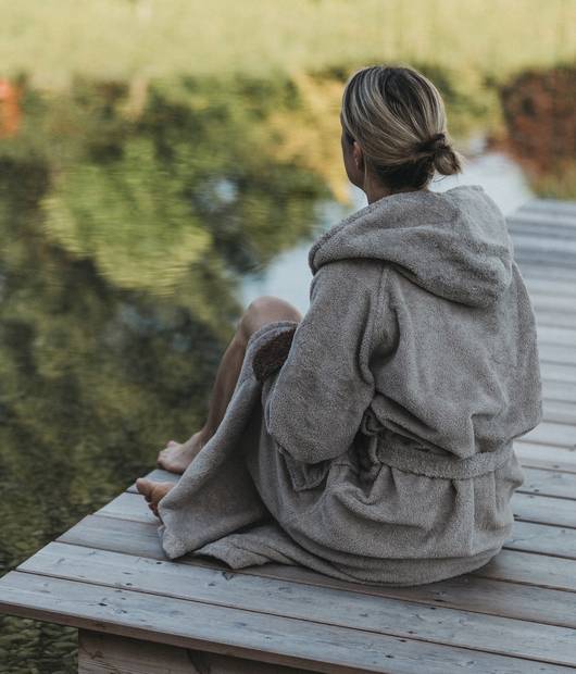 Woman at the bathing pond in the Gart'l Spa at the Naturhotel Molzbachhof.