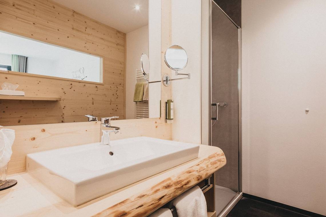 Bathroom in the "Zirbe Waldesruh" double room at the Naturhotel Molzbachhof