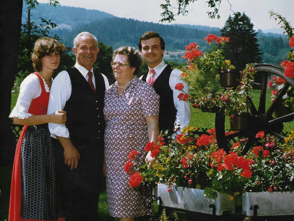 Family Pichler 1975 in front of Hotel Molzbachhof
