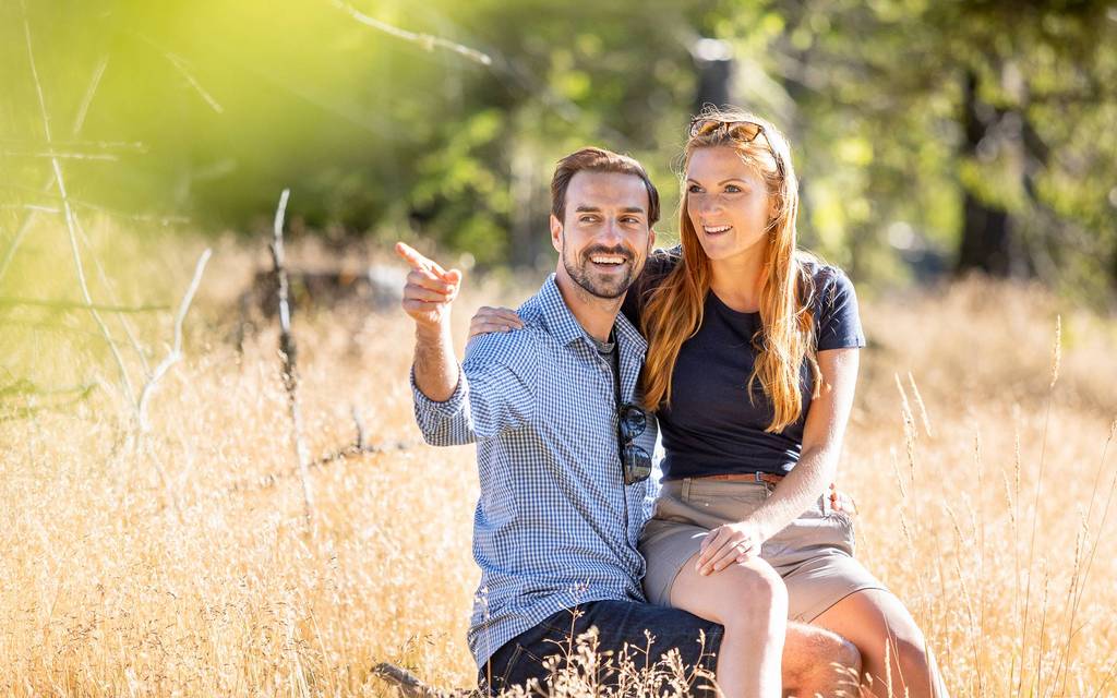 Couple in nature around the 4* Naturhotel Molzbachhof