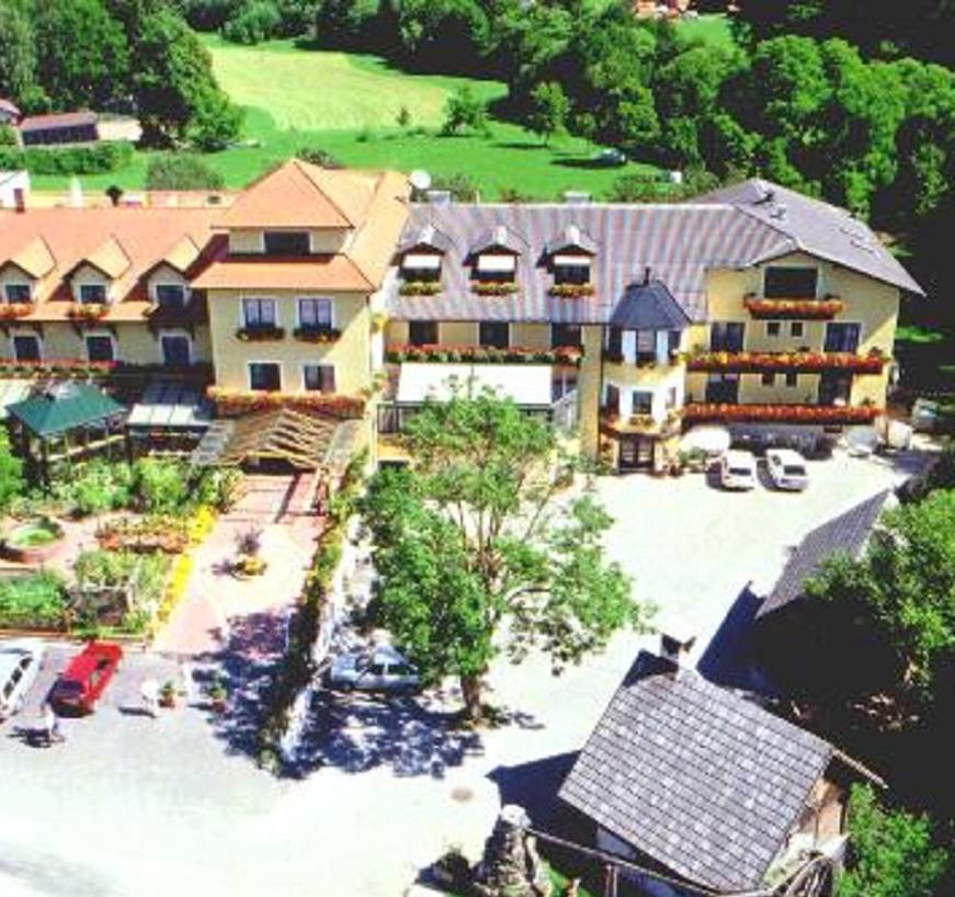 View of Hotel Molzbachhof in the year 2000