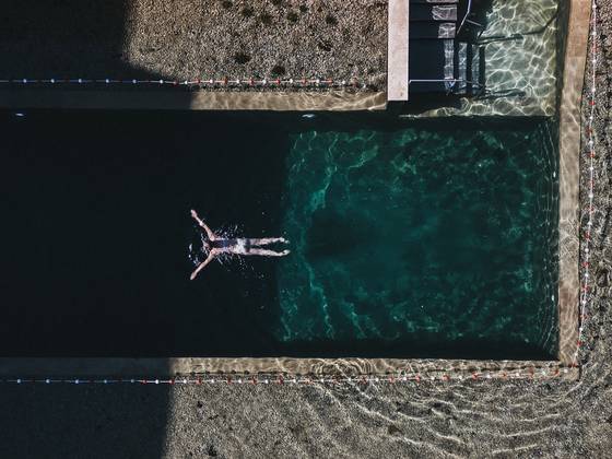 Woman swimming in the natural swimming pond at Gart'l Spa.