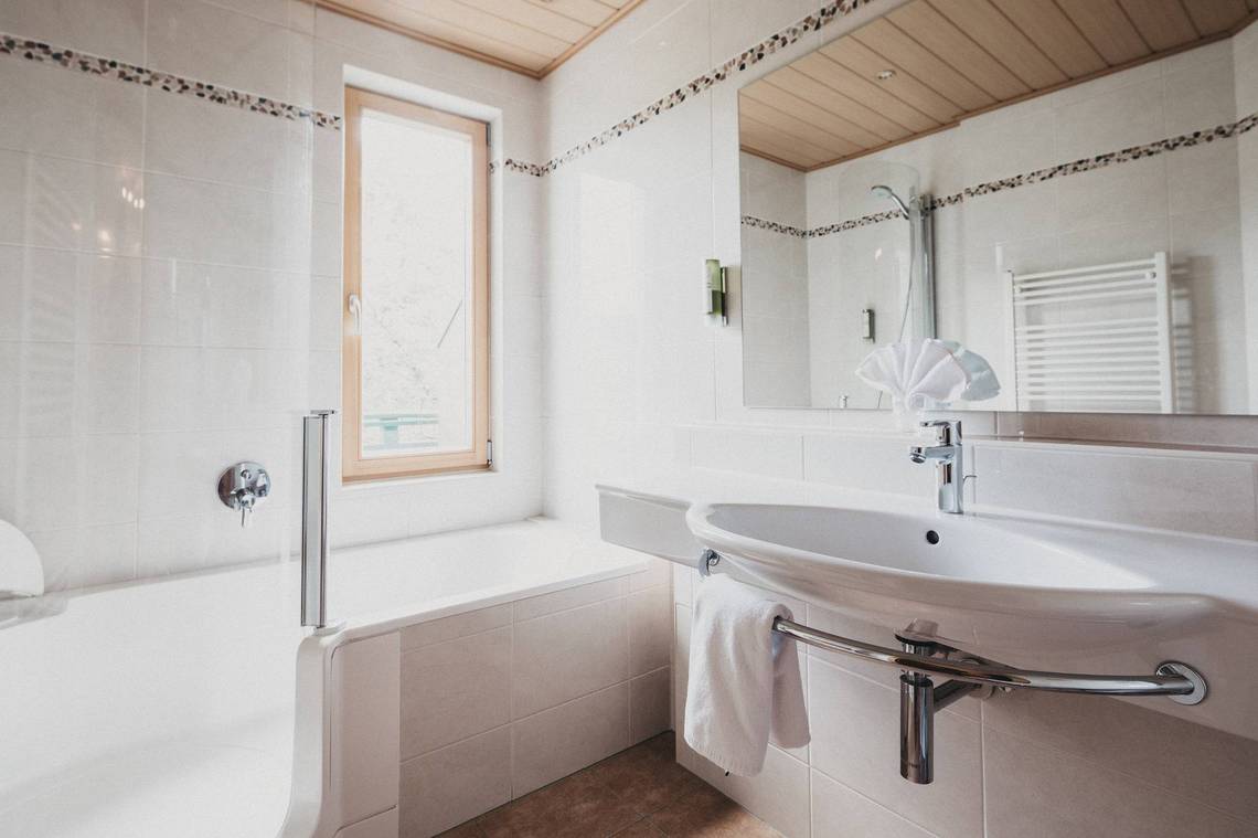 Bathroom in the Genießerzimmer Living area in the Mühlenblick room at Naturhotel Molzbachhof