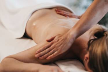 Soothing massage at the Naturhotel Molzbachhof (c) Heldentheater