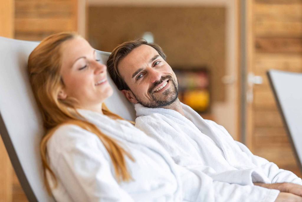 Couple in the relaxation room at the Naturhotel Molzbachhof