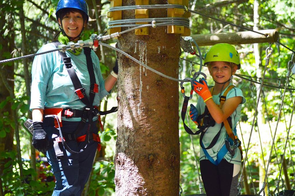 Lady and girl in the Hamari climbing park in Mönichkirchen near the Naturhotel Molzbachhof.