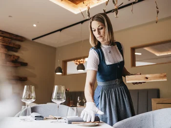 Set the table at the Gaumentktzel gourmet restaurant